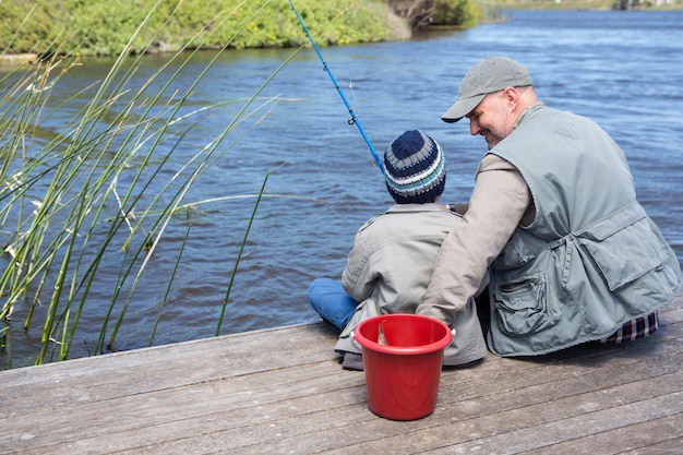 Padre e hijo fihsing en un lago