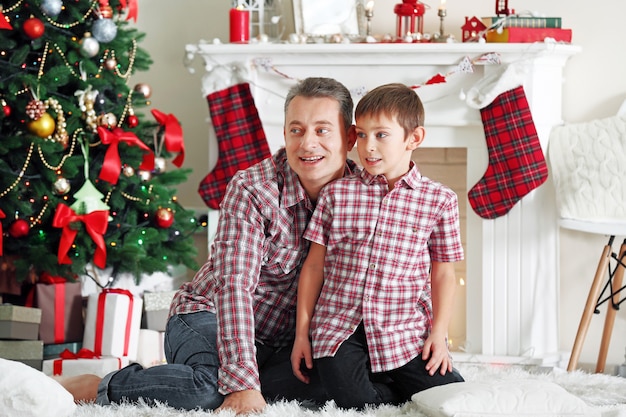 Padre e hijo en el fondo interior de Navidad