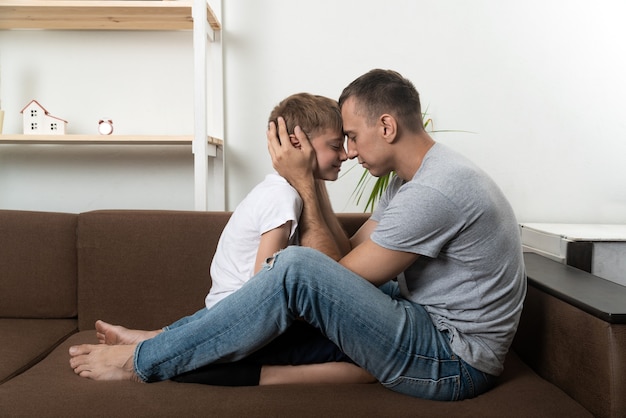 Padre e hijo, frentes inclinadas. Relación padre e hijo. Estrecho vínculo entre padre e hijo.