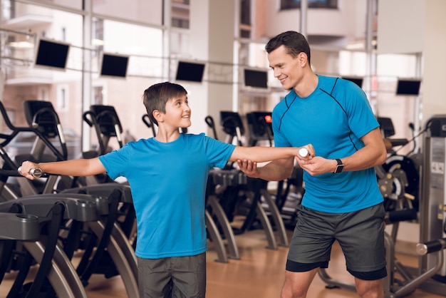 Foto padre e hijo en gimnasio