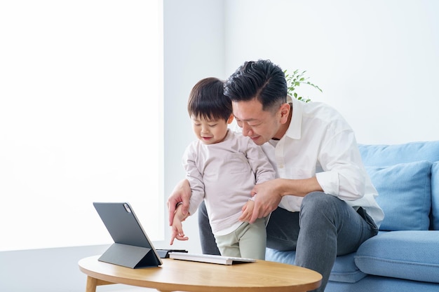 Padre e hijo golpeando el teclado sobre la mesa