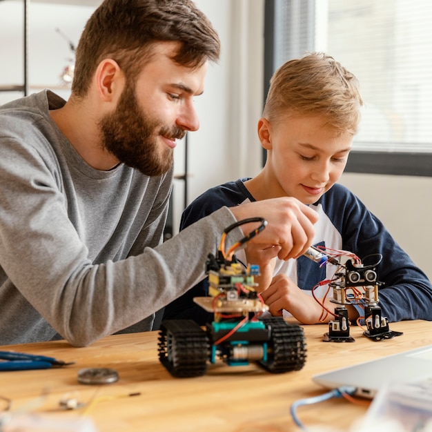 Padre e hijo haciendo robot