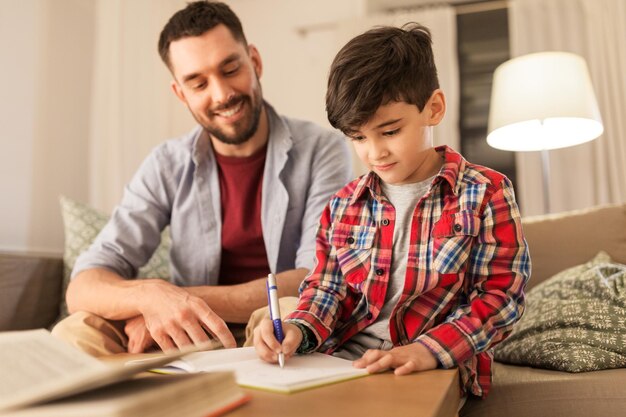 Foto padre e hijo haciendo la tarea juntos