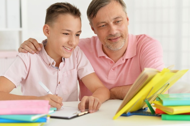 Padre e hijo haciendo la tarea