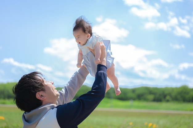 Padre e hijo y hermoso cielo.