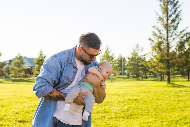 Foto padre e hijo en la hierba