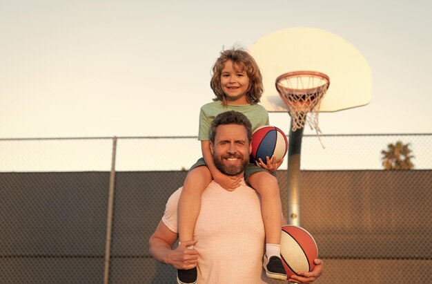 Foto padre e hijo juegan al baloncesto feliz día del padre familia feliz papá y niño juegan al baloncesto