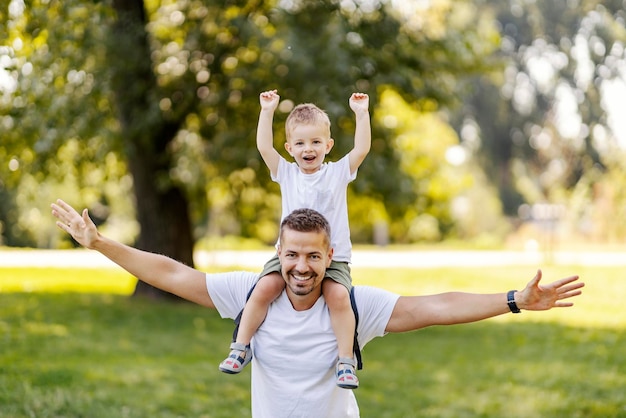 Padre e hijo juegan en la naturaleza