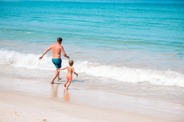 Padre e hijo, juego, en la playa