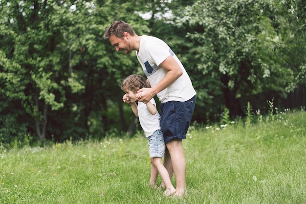 Padre e hijo jugando y abrazándose al aire libre