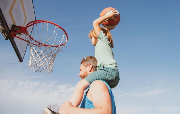 Padre e hijo jugando baloncesto Papá e hijo pasando tiempo juntos