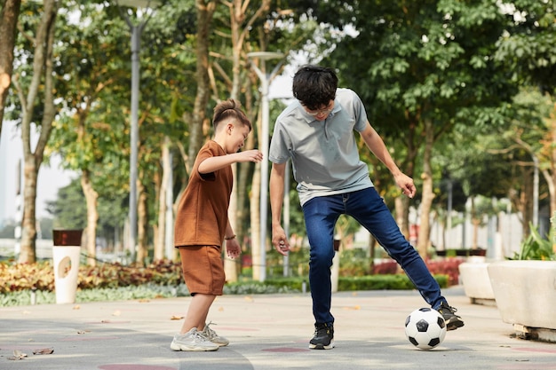 Padre e hijo jugando fútbol