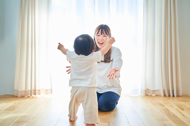 Padre e hijo jugando en la habitación.