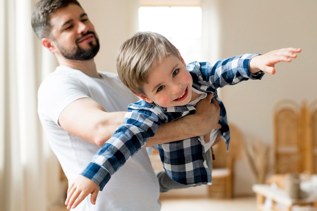 Padre e hijo jugando juego de avión