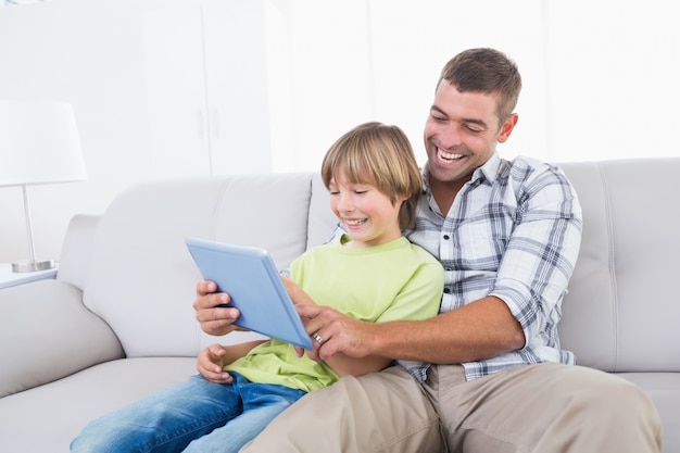 Padre e hijo jugando juegos en tableta digital