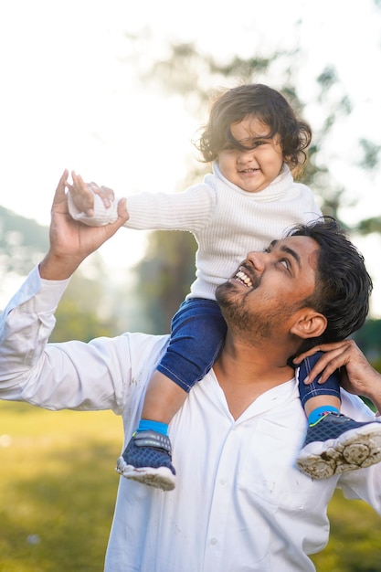 Padre e hijo jugando en el parque al atardecer