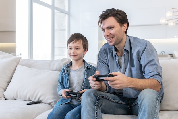 Padre e hijo jugando videojuegos en casa