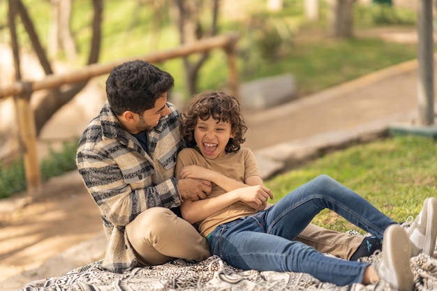 Padre e hijo juguetones en un parque