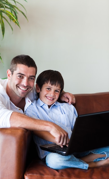 Padre e hijo junto con una computadora