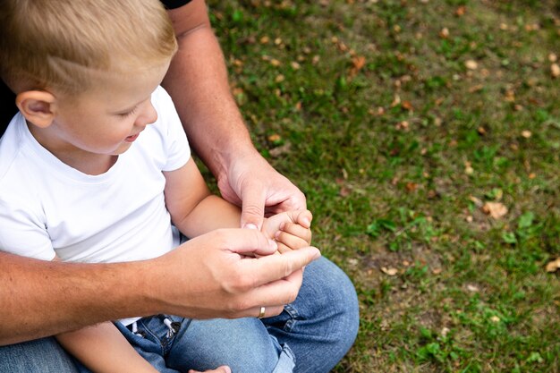 Padre e hijo juntos en el parque jugando