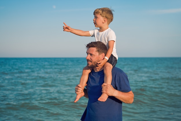 Padre e hijo, juntos, en la playa