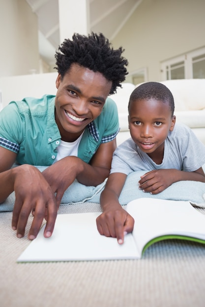 Padre e hijo leyendo en el piso