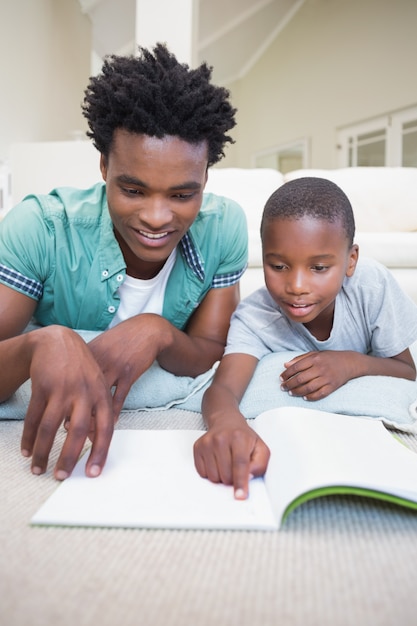 Padre e hijo leyendo en el piso