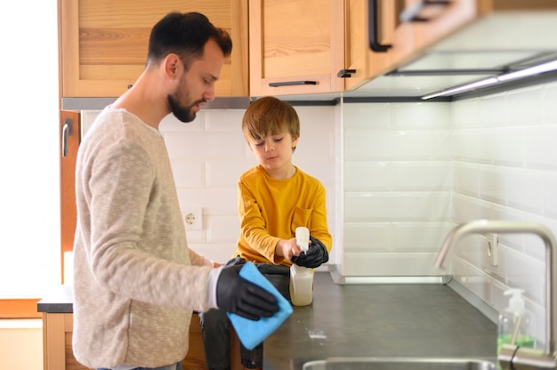 Padre e hijo limpiando la cocina