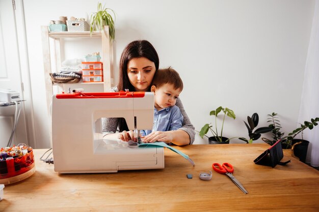 Foto padre e hijo en la mesa en casa