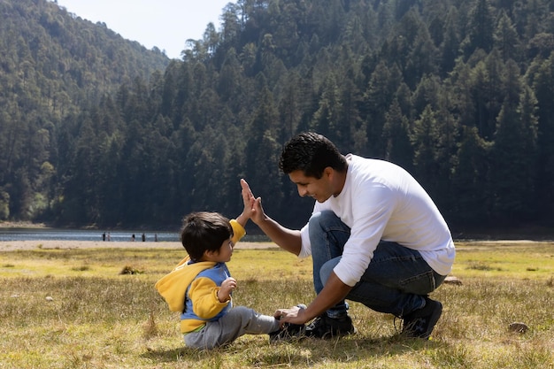 Padre e hijo mexicanos divirtiéndose al aire libre