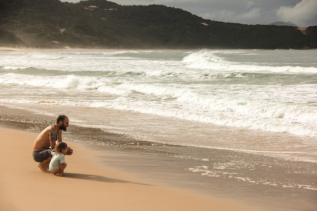 Padre e hijo miran al mar