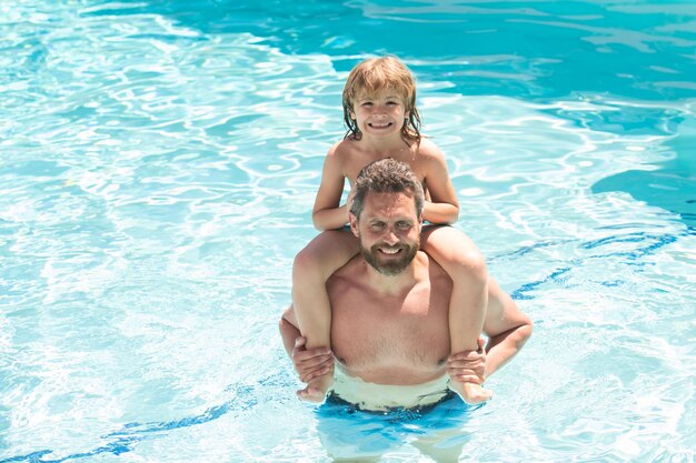 Padre e hijo nadando en piscina familia de verano Parque acuático de verano Padre e hijo en piscina Clases de natación Fin de semana familiar