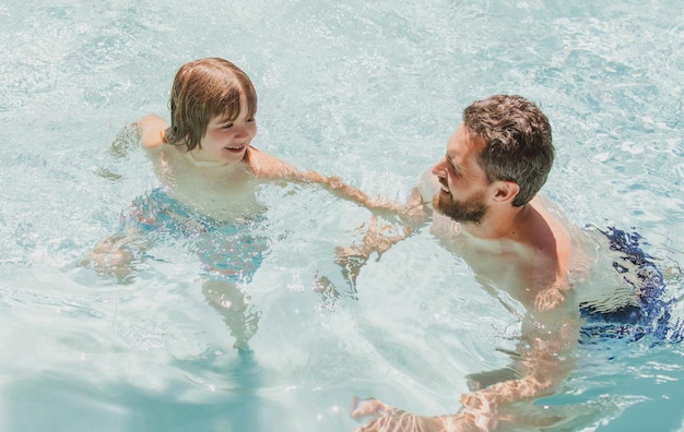 Padre e hijo nadando en la piscina Ocio familiar de verano Papá e hijo en la piscina Clases de natación Vacaciones de verano