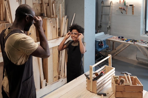 Padre e hijo negros en taller