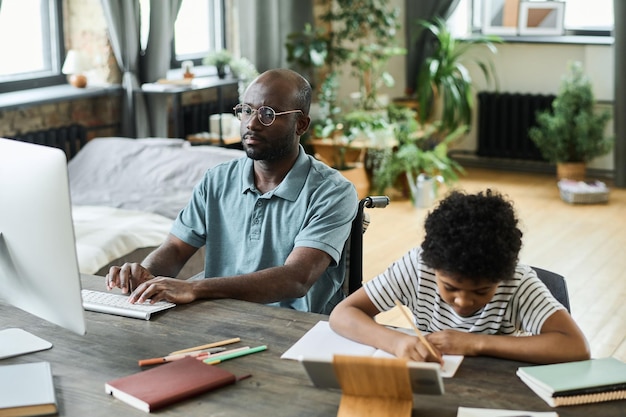 Padre e hijo ocupados con negocios