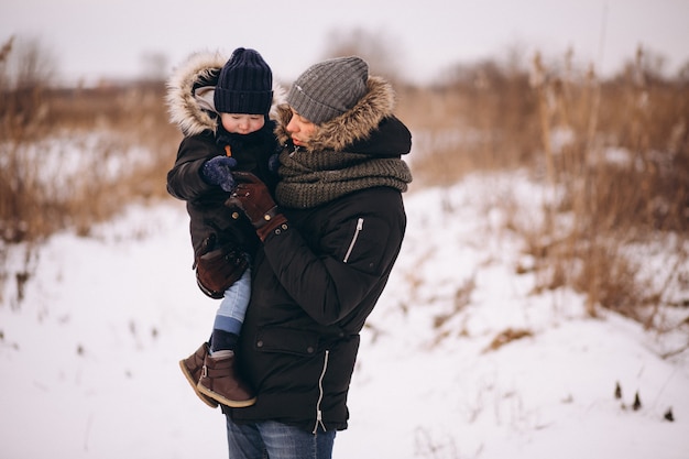 Padre e hijo en un parque de invierno