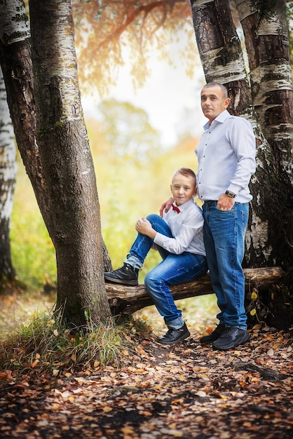 Padre e hijo en el parque de otoño