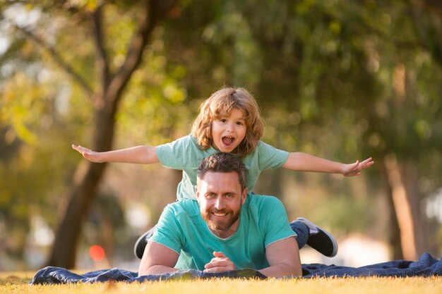 Padre e hijo pasan tiempo al aire libre juntos concepto de familia de hombres felices