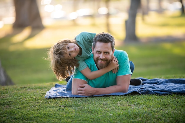 Padre e hijo pasando tiempo juntos al aire libre