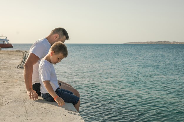 Padre e hijo, pasar tiempo juntos vacaciones en el mar