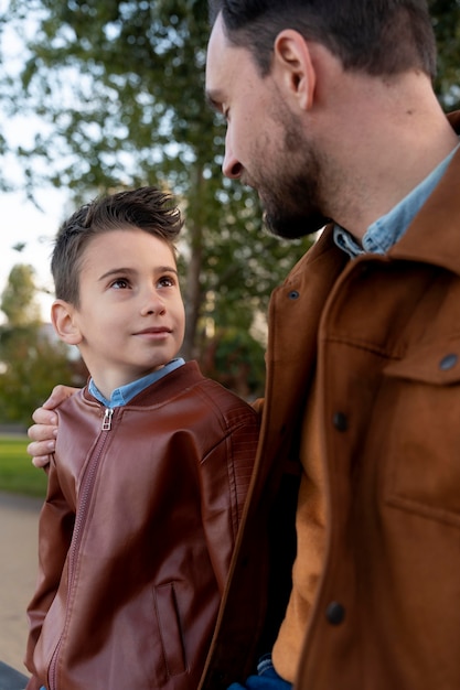 Foto padre e hijo, pasar tiempo juntos