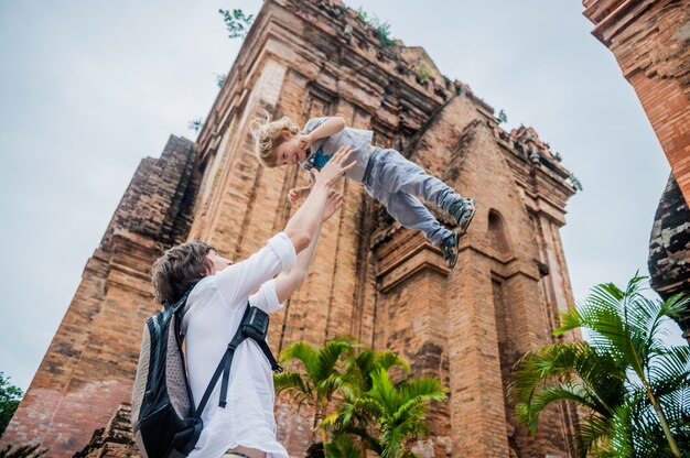 Padre e hijo pequeño turistas en Vietnam. Papá vomita el suyo. Po Nagar Cham Tovers.