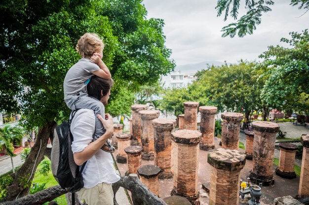 Padre e hijo pequeño turistas en Vietnam. Po Nagar Cham Tovers.