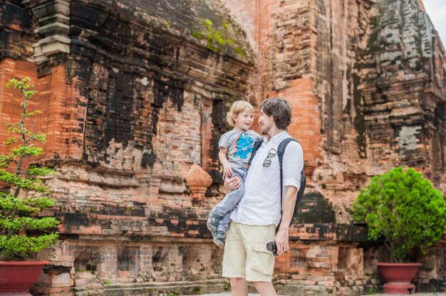 Padre e hijo pequeño turistas en Vietnam. Po Nagar Cham Tovers.