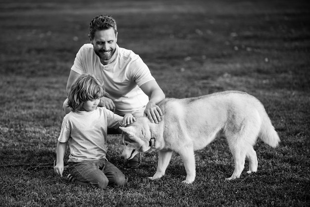 Padre e hijo con perro mascota al aire libre