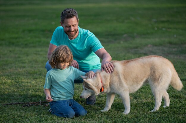 Padre e hijo con perro en el parque