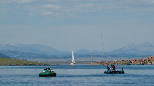 Padre e hijo, pesca con mosca desde los flotadores en el embalse de Eleven Mile, Colorado.