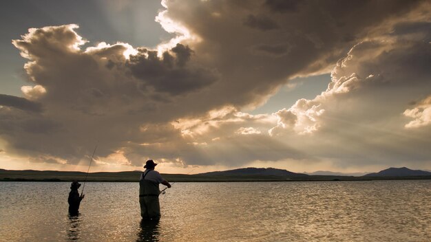 Padre e hijo pescando en el embalse de Eleven Mile, Colorado.