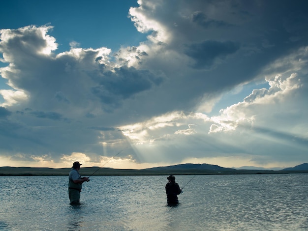 Padre e hijo pescando en el embalse de Eleven Mile, Colorado.