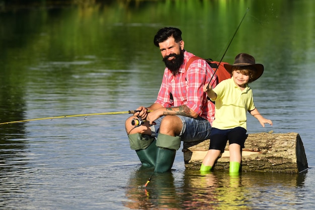 Padre e hijo pescando Hombre feliz concepto de familia pescando y divirtiéndonos juntos Me encantan nuestros momentos en el campo recuerda el tiempo Le gusta hablar con el padre